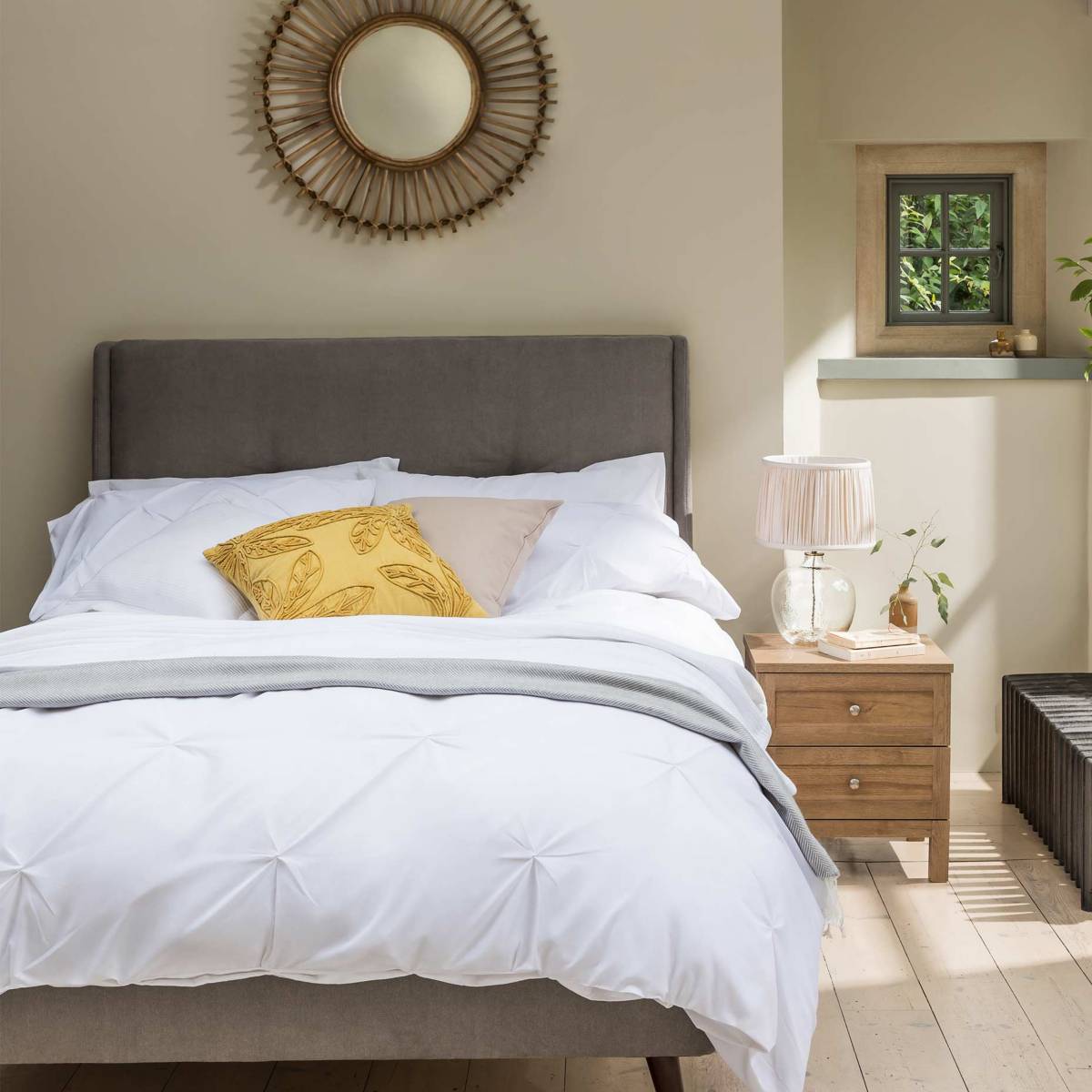 Dormitorio moderno con cama de matrimonio con ropa de cama blanca lisa. Ver toda la ropa de cama